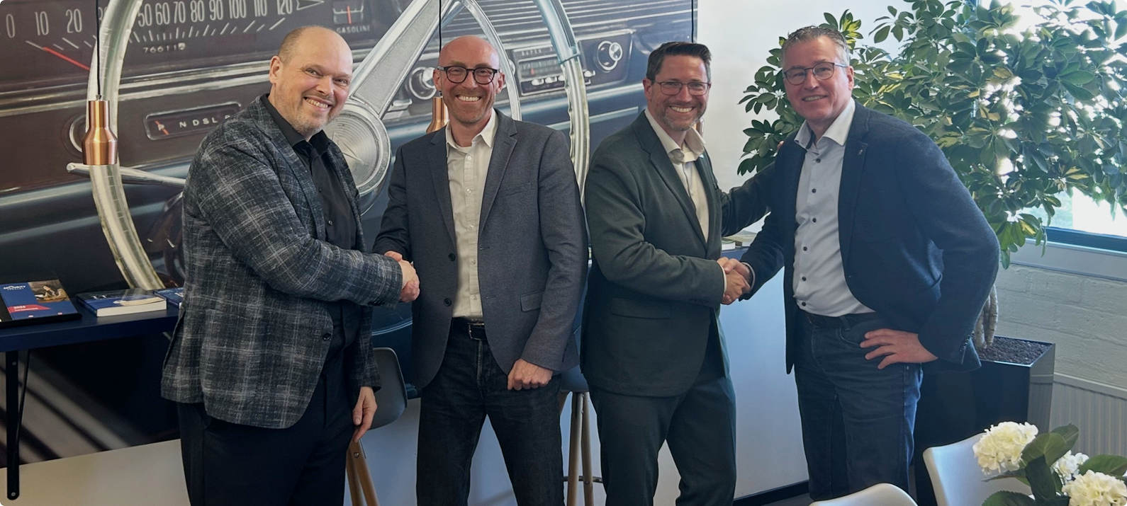 Jens Peter Hoiseth, Vincent Jentjens, Eltjo Veentjer and Rick Strijbos bekrachtigen samenwerking tussen DNV en Security Academy.