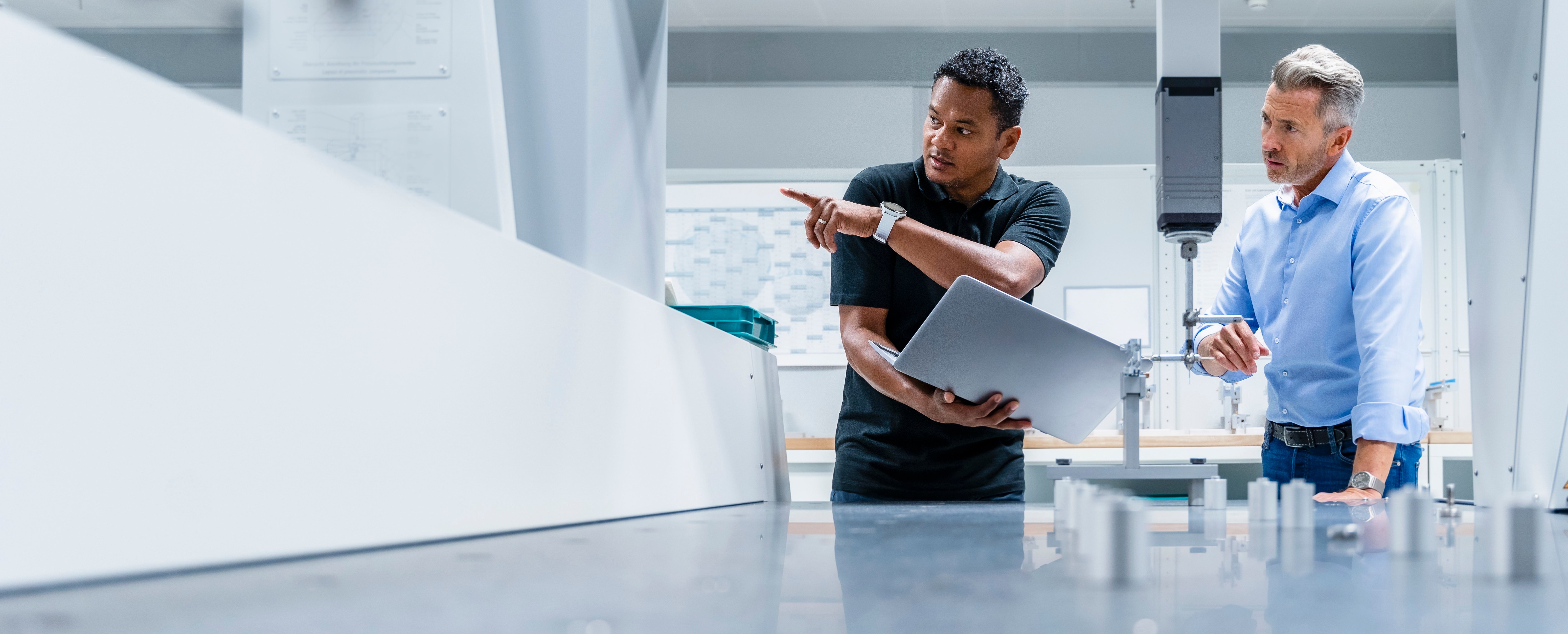 Mannen voeren audit uit met computer