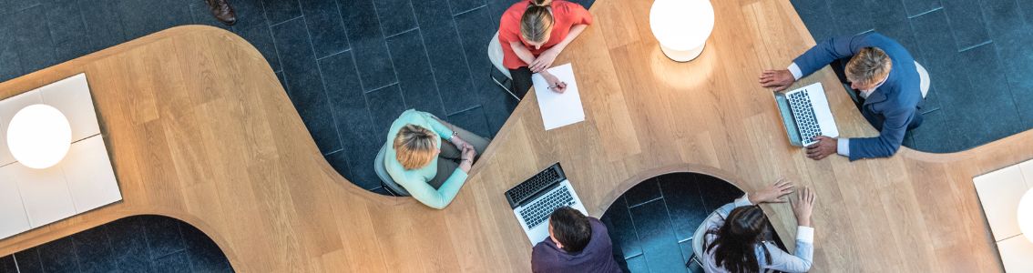 Kantoormedewerkers die risico’s beoordelen