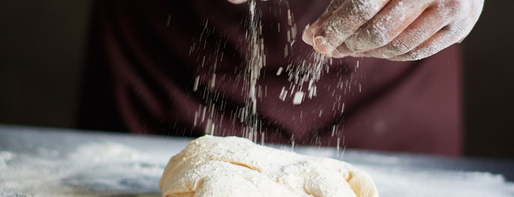 Bakker besprenkelt brood