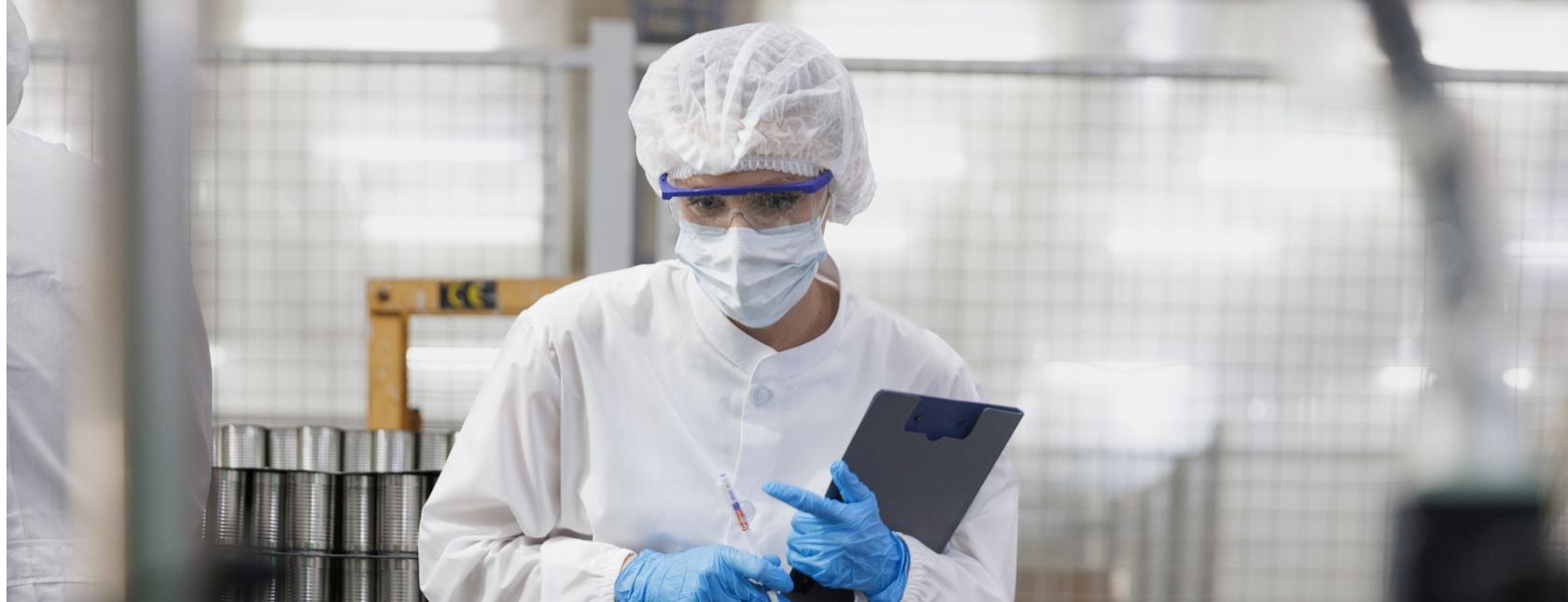 Inspectie van de productielijn in een voedselverwerkingsbedrijf