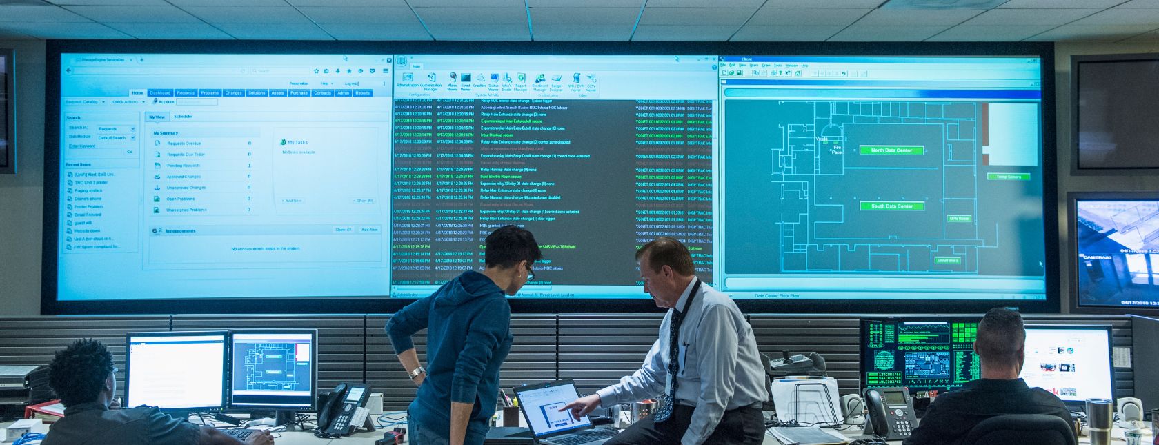 Collega’s die samenwerken in de serverruimte