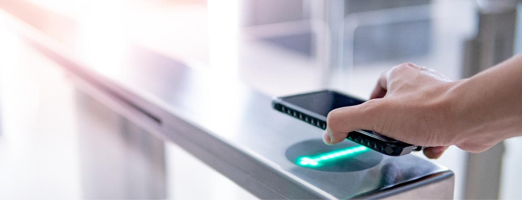 Mannelijke hand die een smartphone gebruikt om een automatische poort te openen