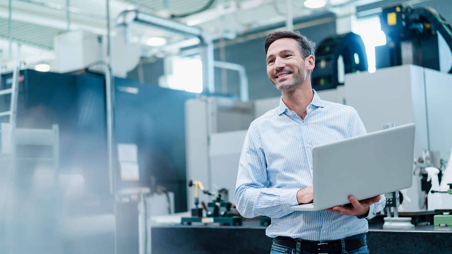 Zakenman met laptop tijdens het werken in de industrie