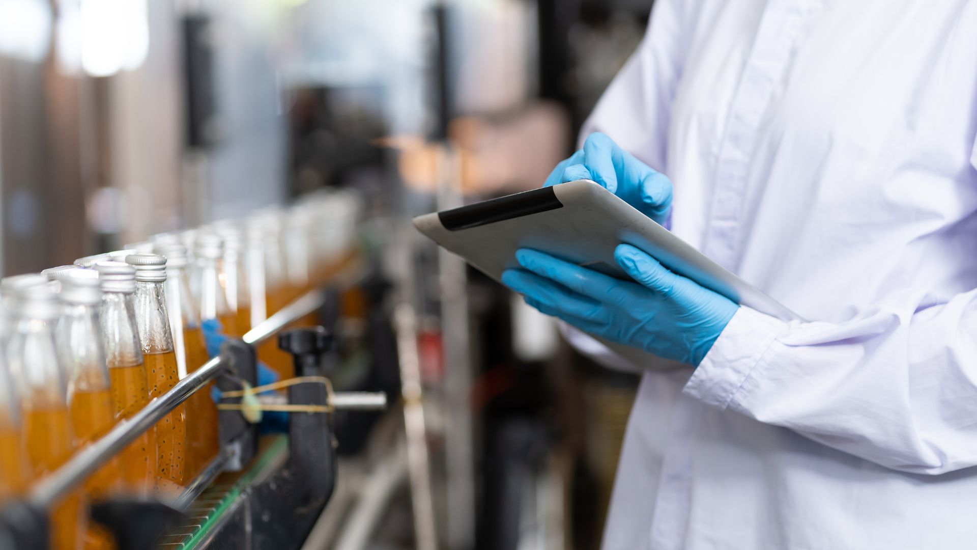 Inspectie van de productielijn in een voedselverwerkingsbedrijf