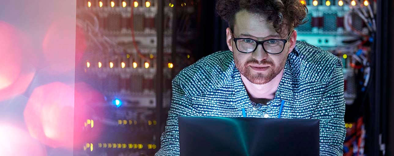 Persoon met een laptop die werkt aan cyberbeveiliging